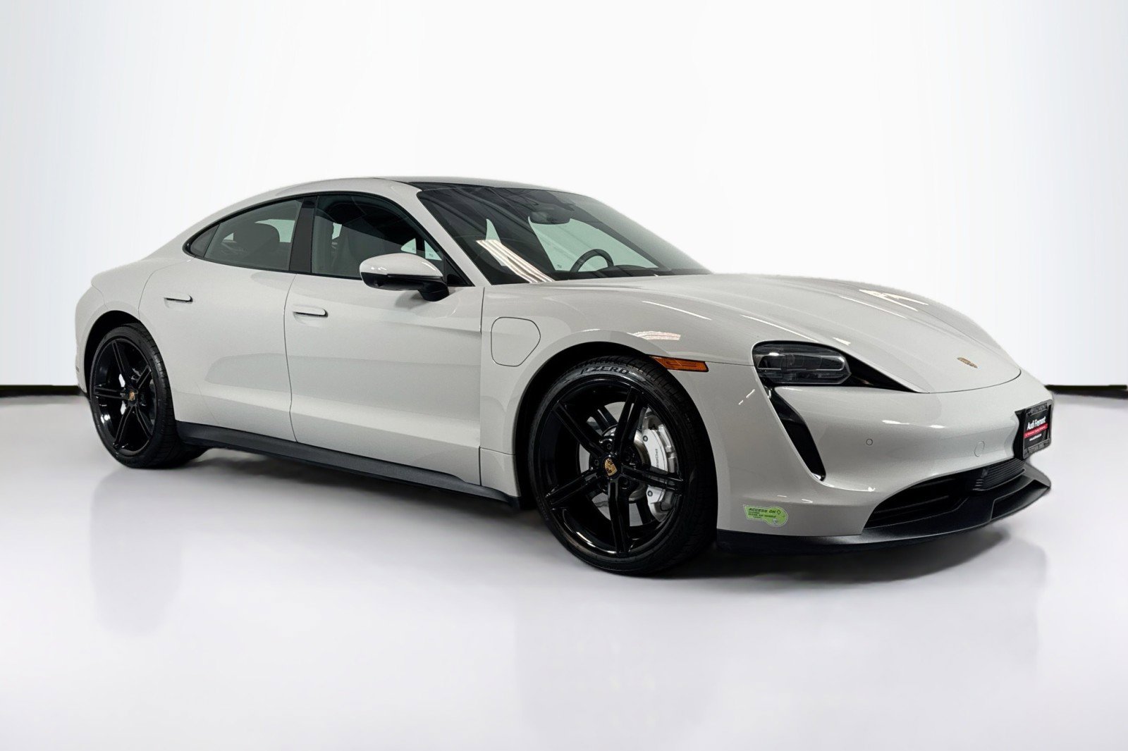 Used 2022 Porsche Taycan image 3