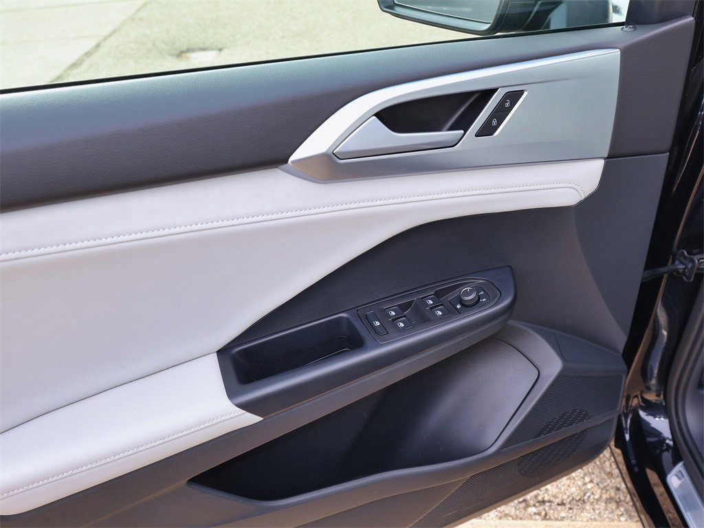 Certified 2025 Volkswagen Taos SE image 13