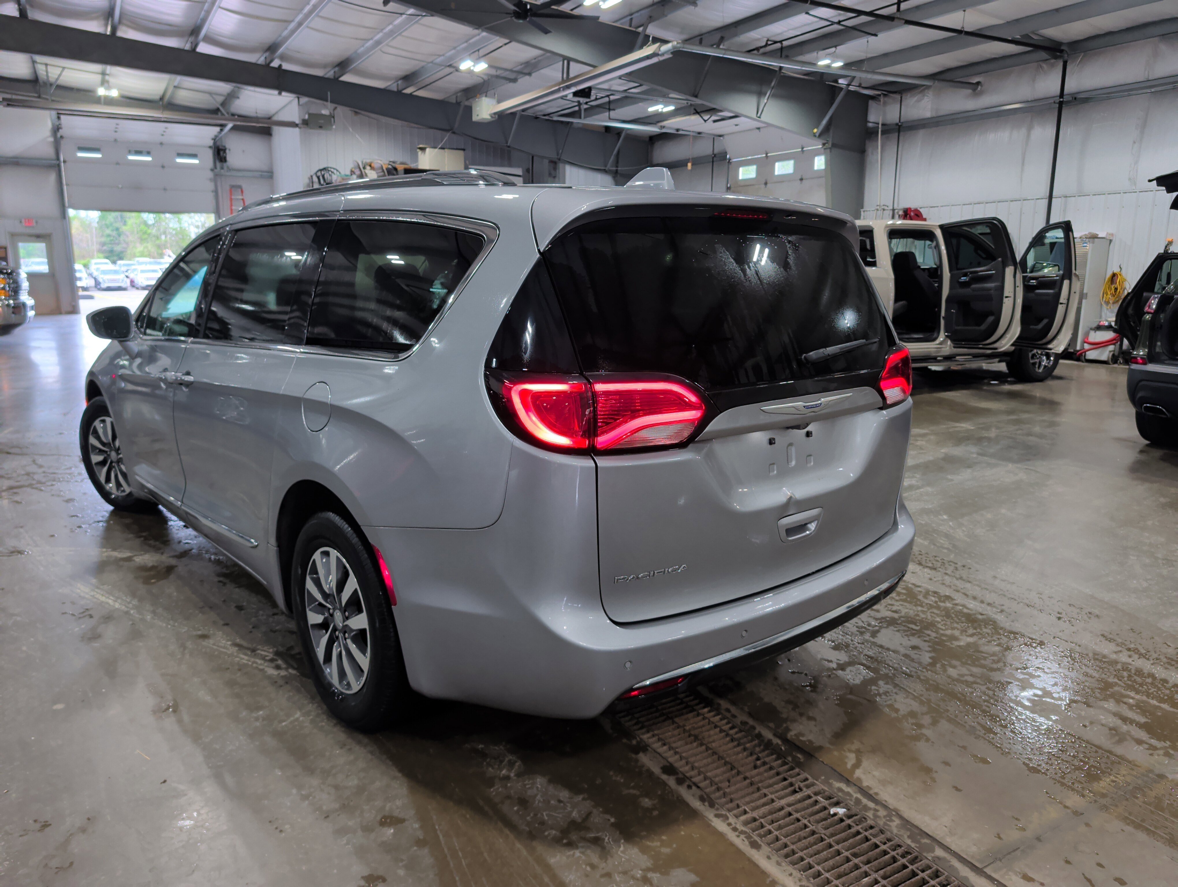 Used 2020 Chrysler Pacifica Touring-L Plus FWD image 4