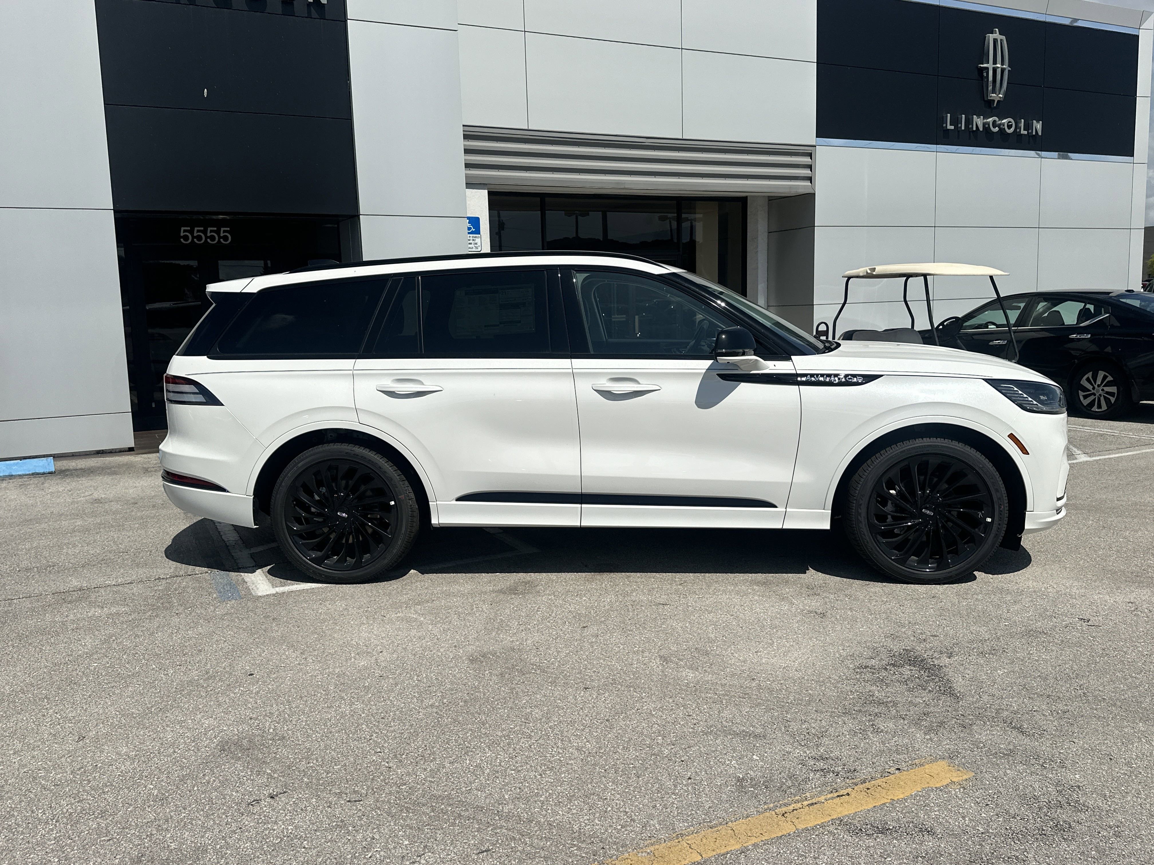 New 2025 Lincoln Aviator Reserve w/ Luxury Package image 5