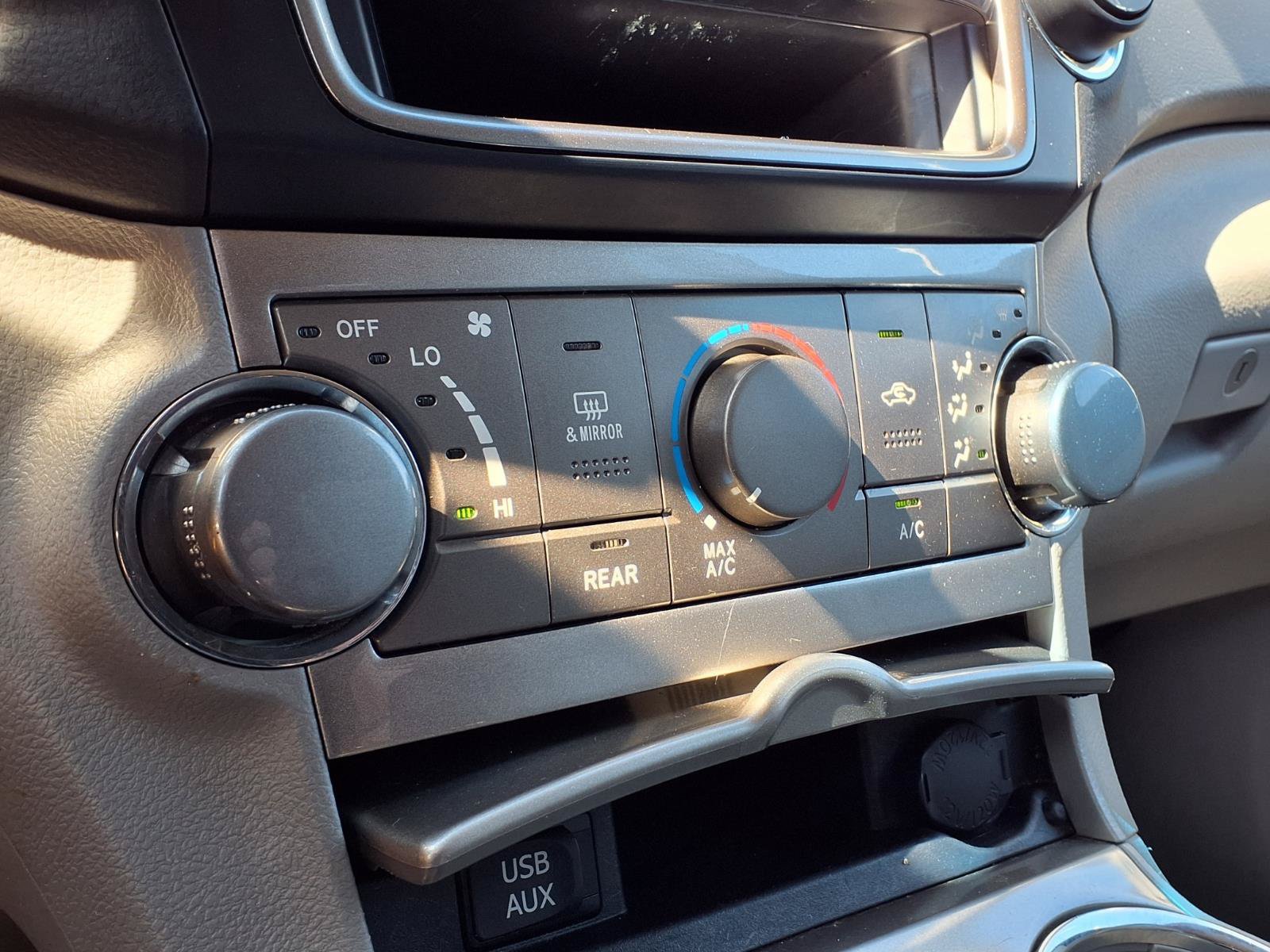Used 2013 Toyota Highlander FWD w/ Cold Weather Pkg image 23