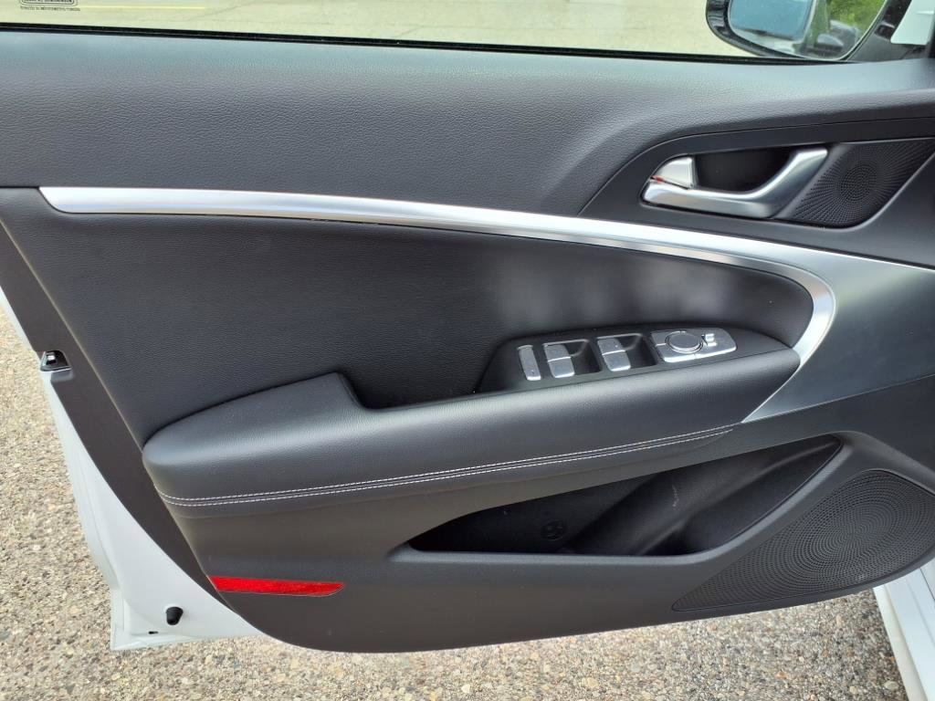 Used 2025 Genesis G70 2.5T image 15