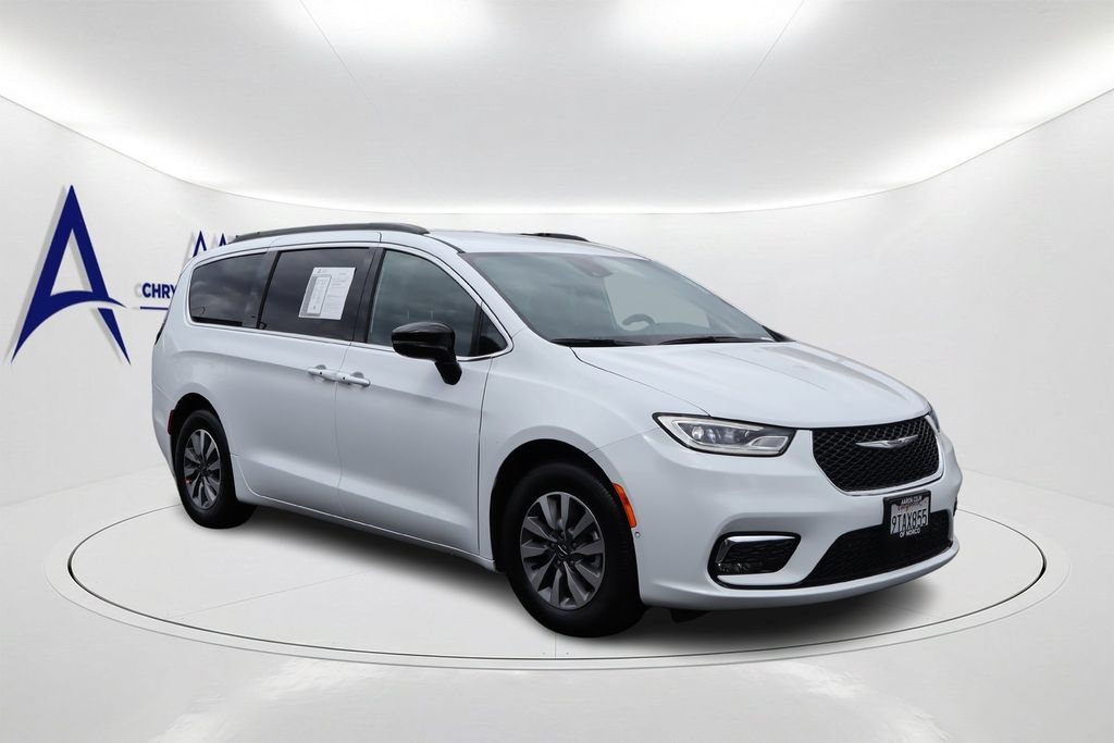 Used 2025 Chrysler Pacifica Select FWD image 3
