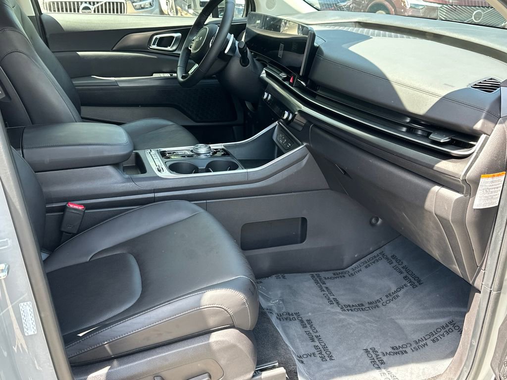Certified 2025 Kia Carnival SX w/ SX Dark Edition Package FWD image 13