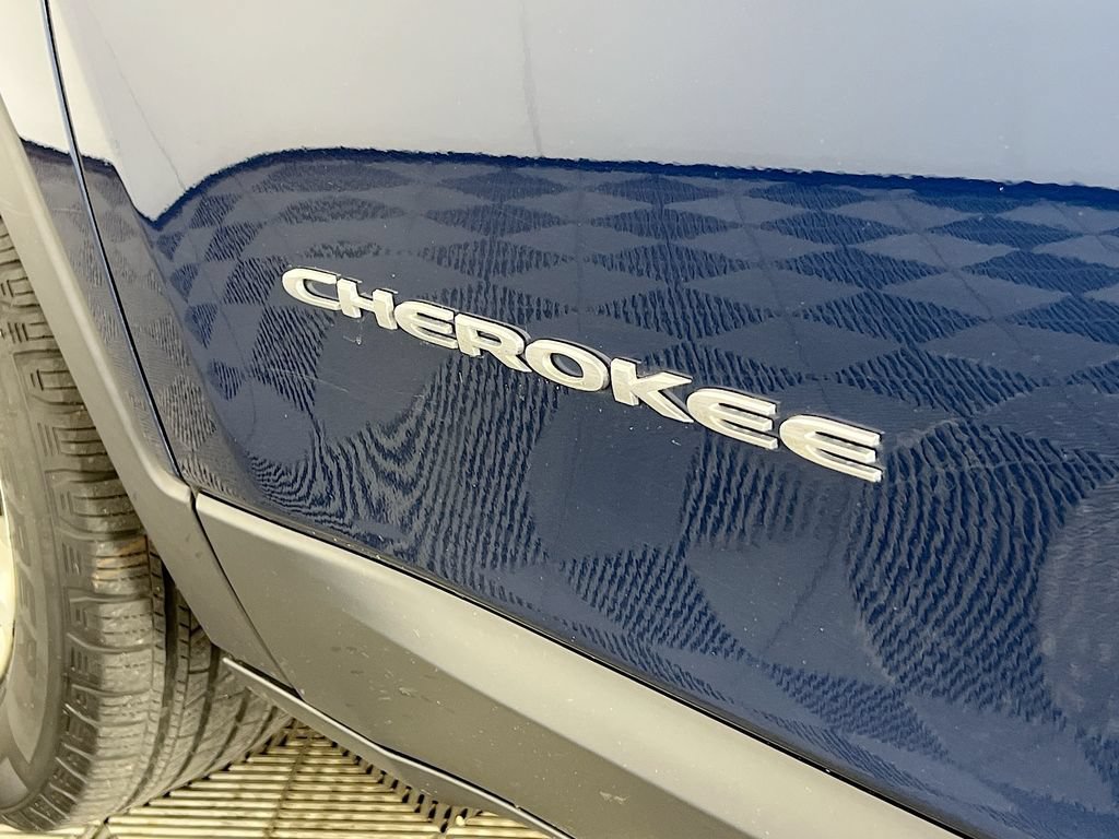 Used 2018 Jeep Cherokee Latitude w/ Cold Weather Group AWD/4WD image 30