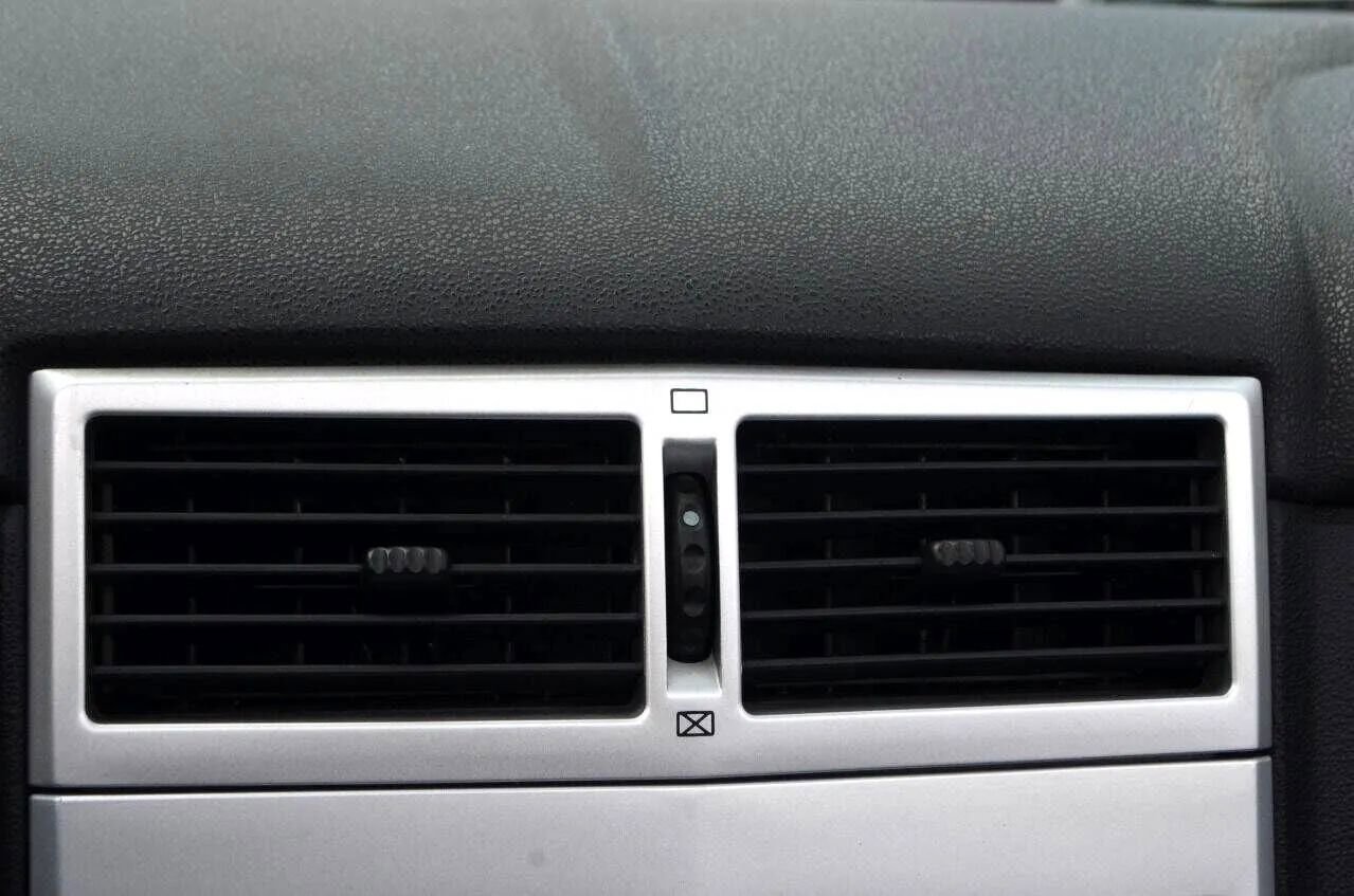 Used 2005 Chrysler Crossfire Limited image 28