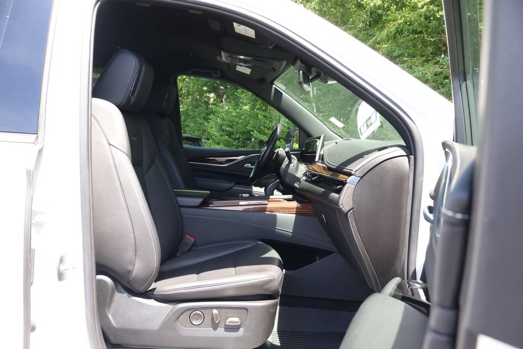 Certified 2022 Cadillac Escalade ESV Luxury w/ LPO, Illumination Package AWD/4WD image 44