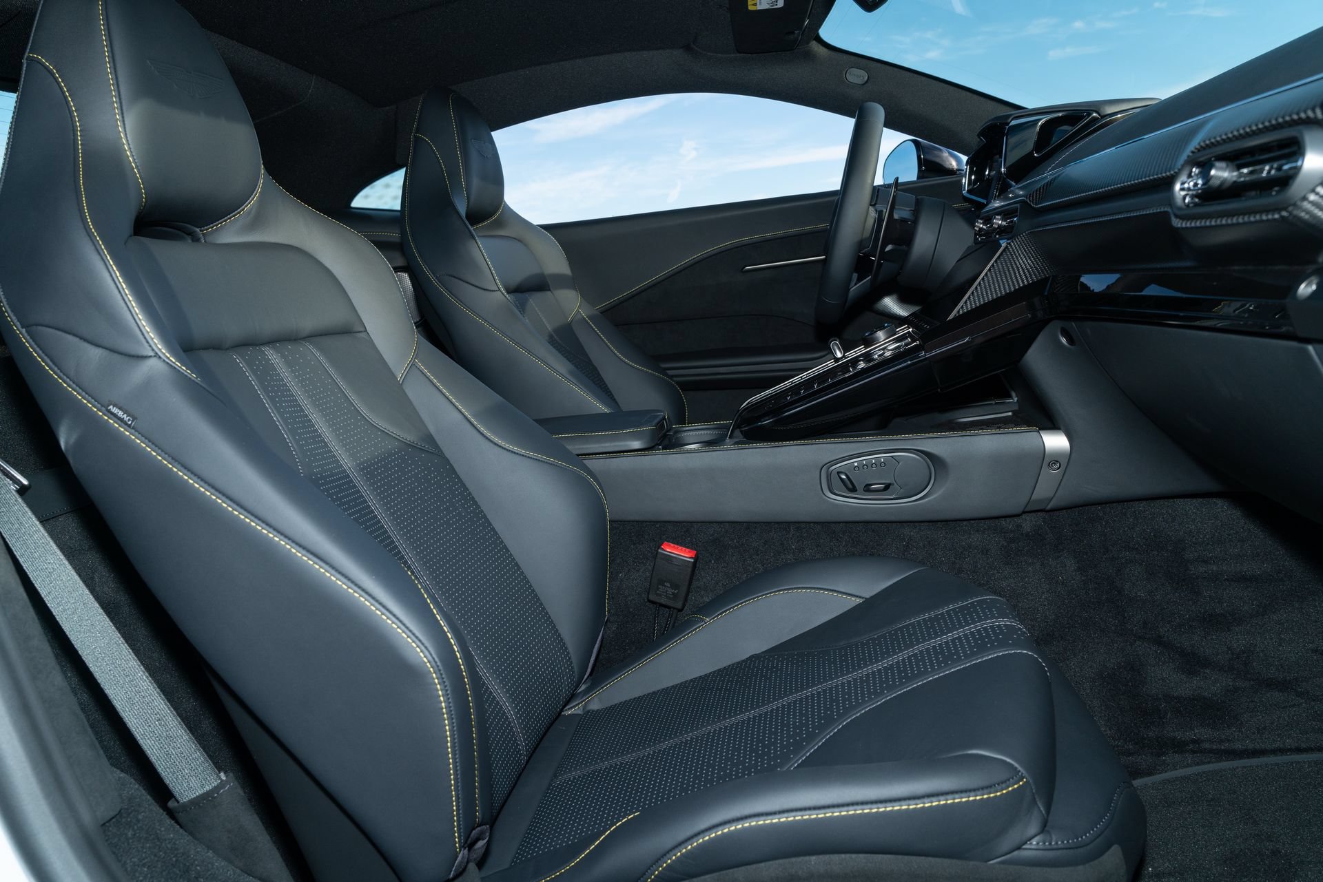 Used 2025 Aston Martin V8 Vantage Coupe RWD image 21