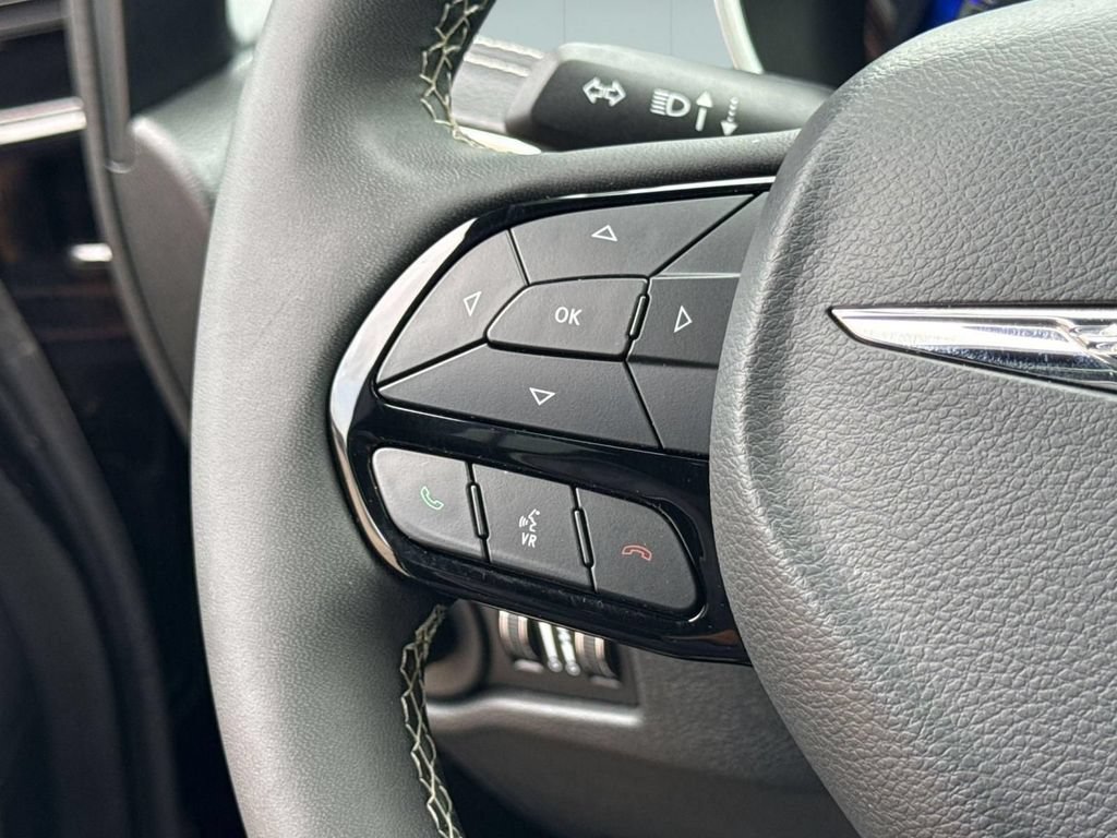 Used 2025 Chrysler Pacifica Limited FWD image 20