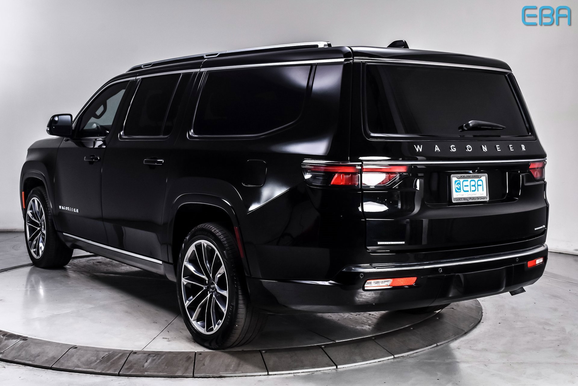 Used 2023 Jeep Wagoneer L Series III w/ Premium Group I image 4