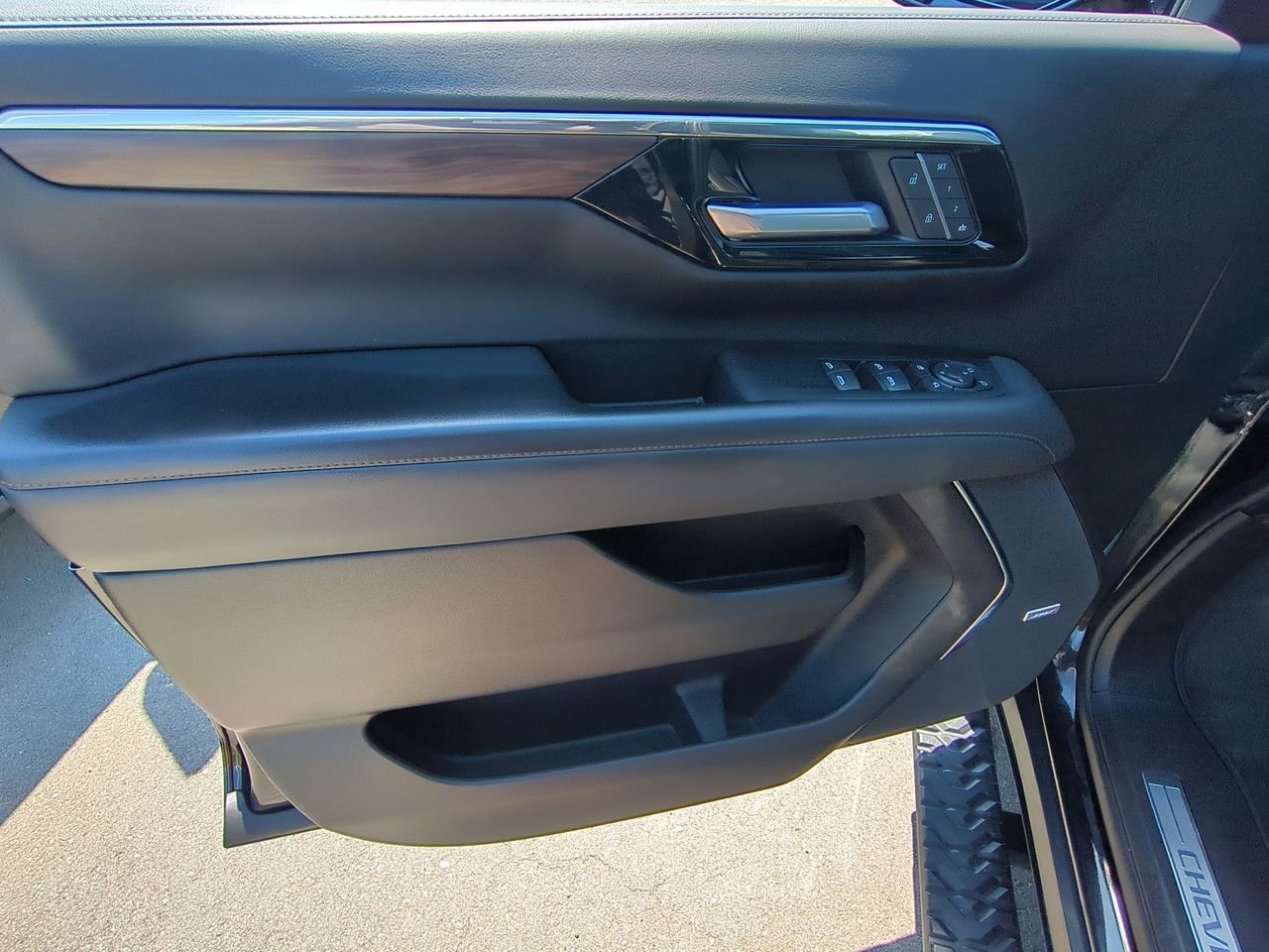 Used 2025 Chevrolet Tahoe Z71 w/ Comfort Package AWD/4WD image 22