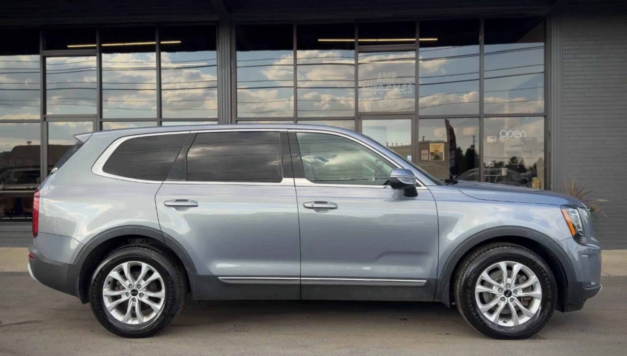 Used 2020 Kia Telluride LX image 2