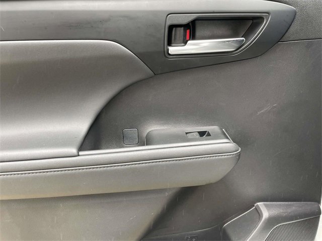 Used 2022 Toyota Highlander XLE image 12