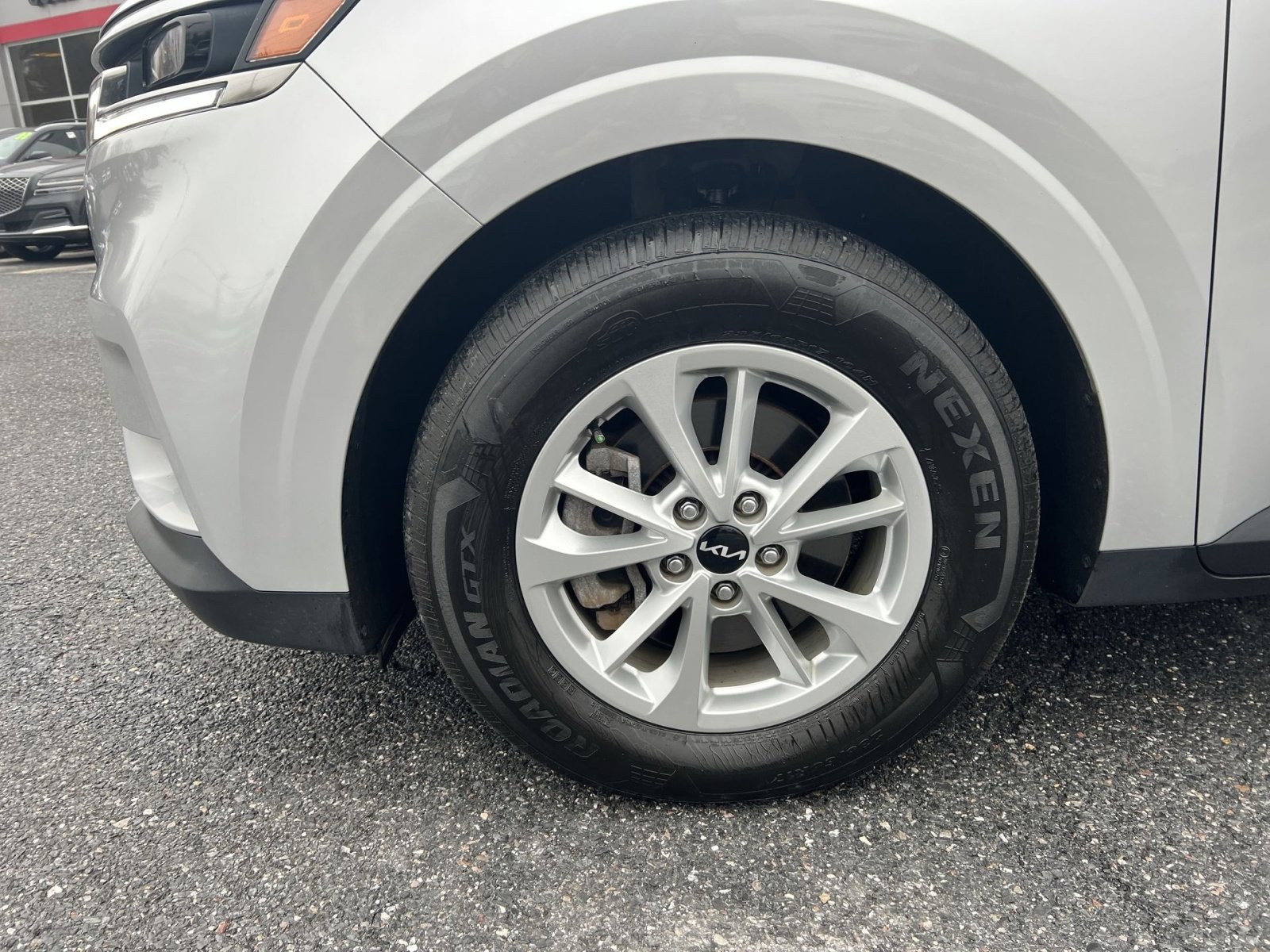 Used 2023 Kia Carnival LX image 12