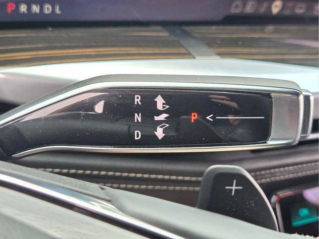 Certified 2025 Cadillac Escalade ESV Premium Luxury AWD/4WD image 31