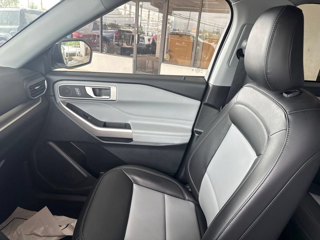 Used 2024 Ford Explorer XLT w/ Equipment Group 202A AWD/4WD image 23