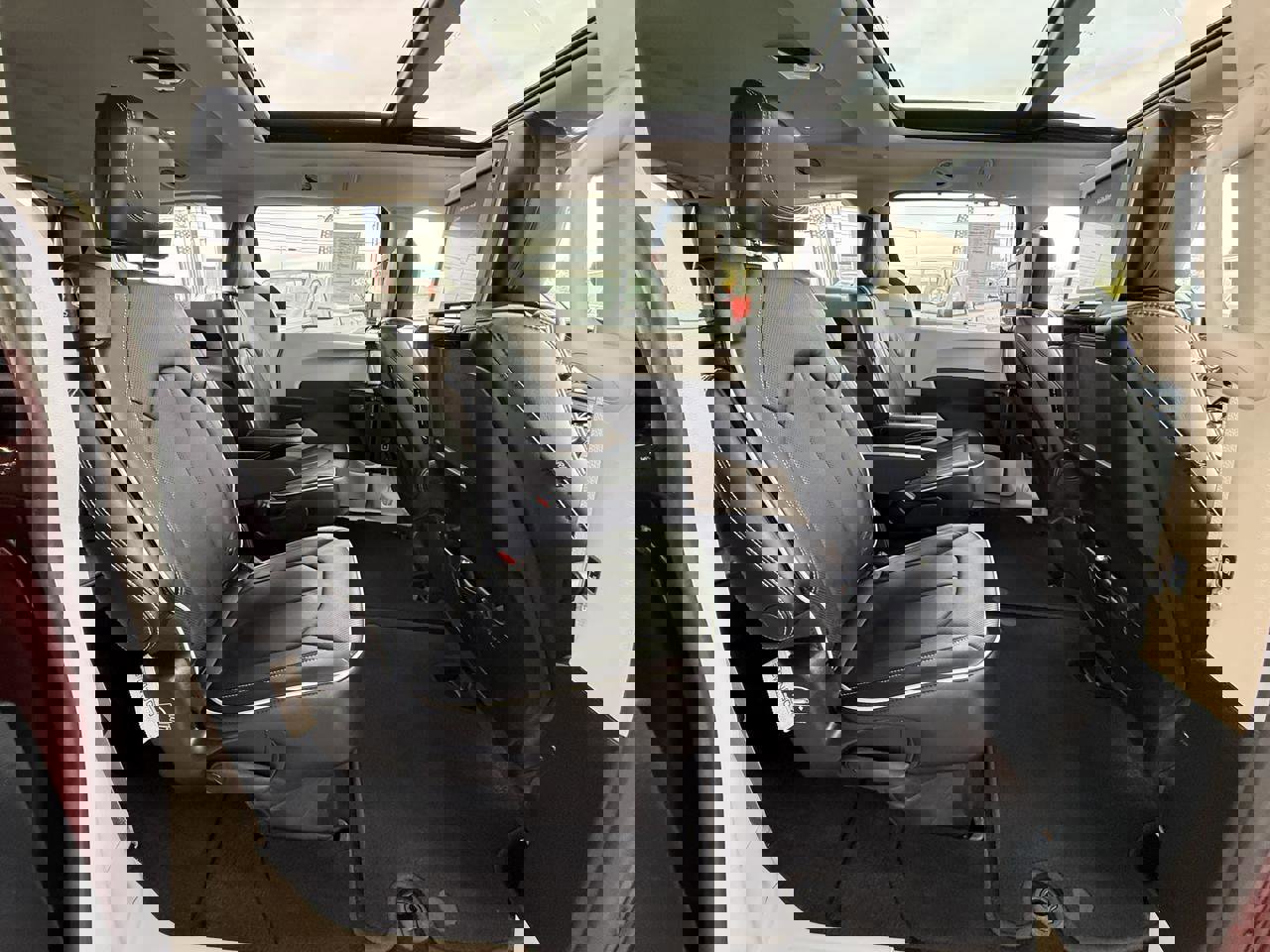 Used 2022 Chrysler Pacifica Limited w/ Uconnect Theater Family Group image 35