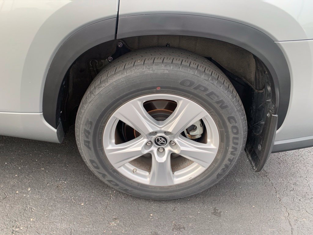 Used 2023 Toyota Highlander LE FWD image 19