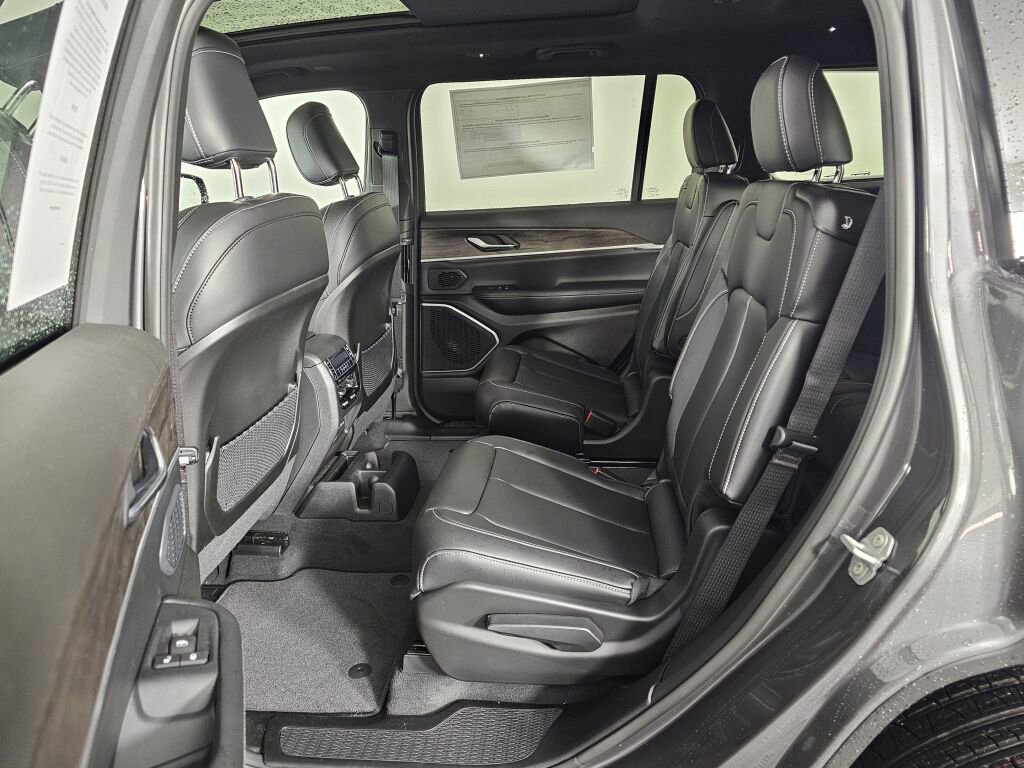 New 2026 Jeep Grand Cherokee L Limited w/ Limited Altitude Package AWD/4WD image 35
