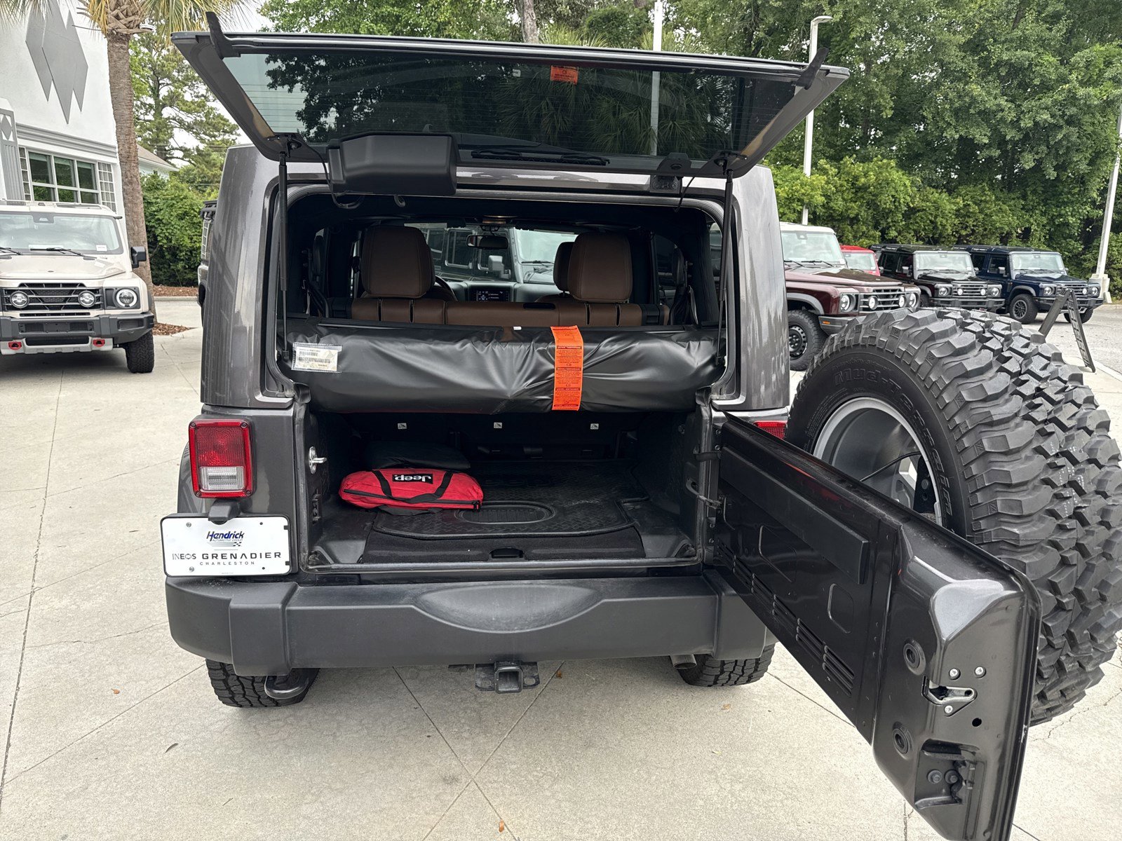 Used 2018 Jeep Wrangler Unlimited Rubicon w/ Dual Top Group AWD/4WD image 25