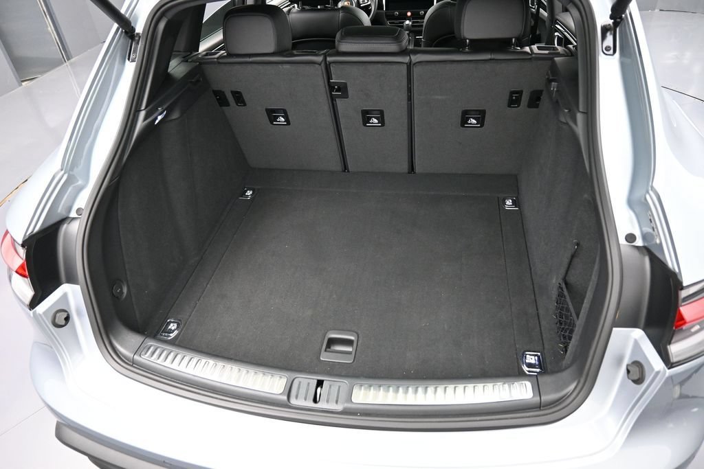 Certified 2025 Porsche Macan AWD/4WD image 31