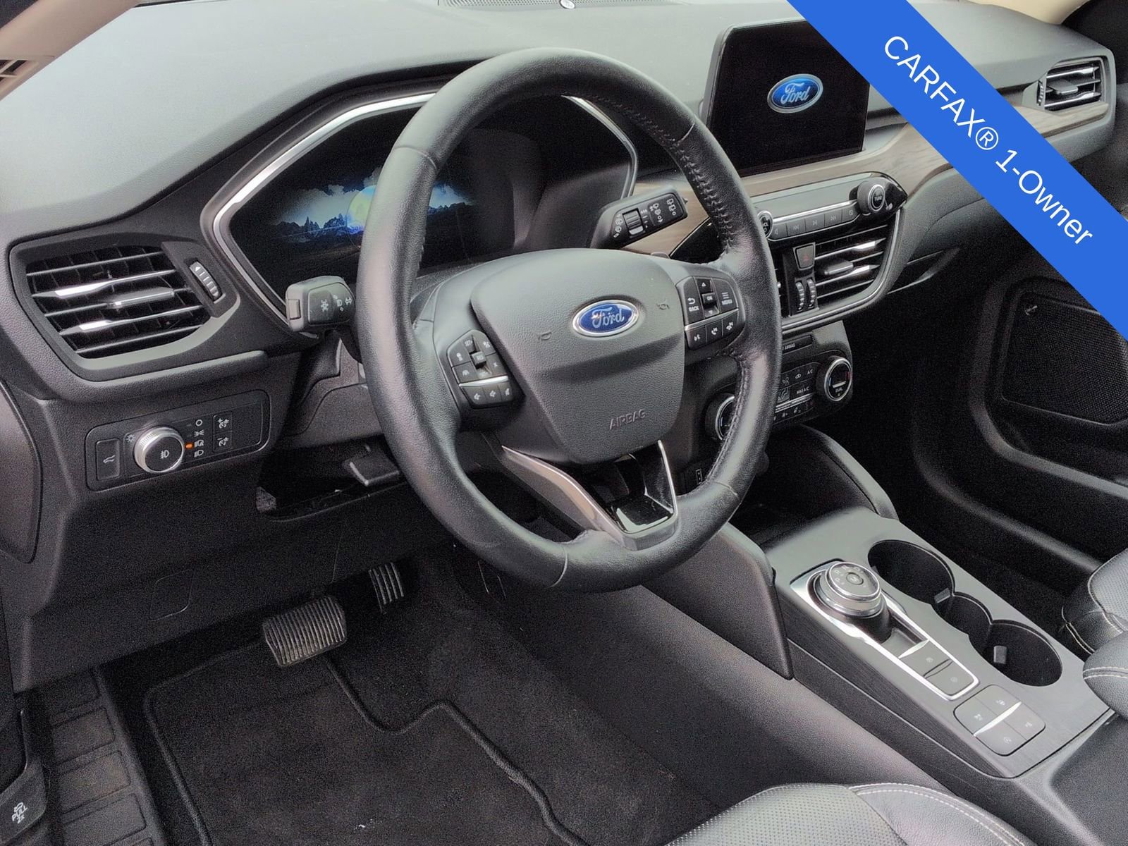 Used 2020 Ford Escape Titanium image 2