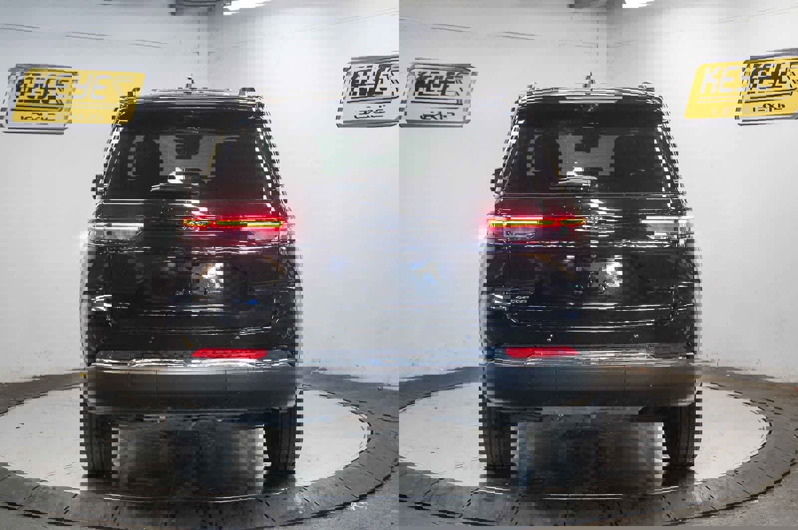 Used 2023 Jeep Grand Cherokee 4WD 4xe w/ Luxury Tech Group II image 3