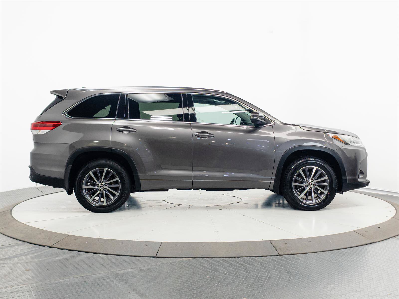 Used 2017 Toyota Highlander XLE AWD/4WD image 14