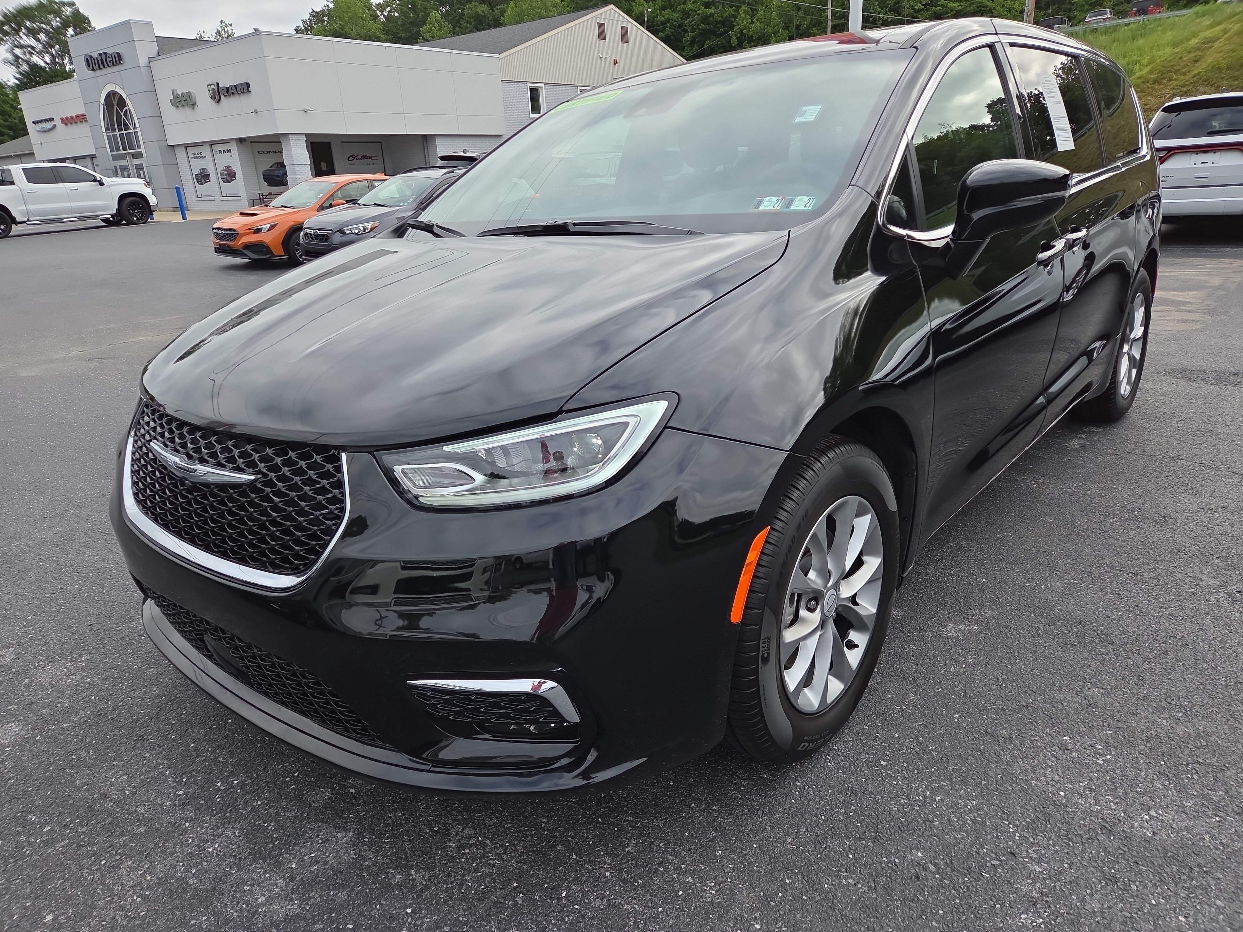 Certified 2026 Chrysler Pacifica Limited FWD image 8