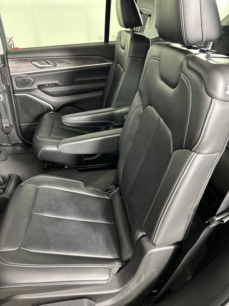 Used 2022 Jeep Grand Cherokee L Limited w/ Black Appearance Package image 17