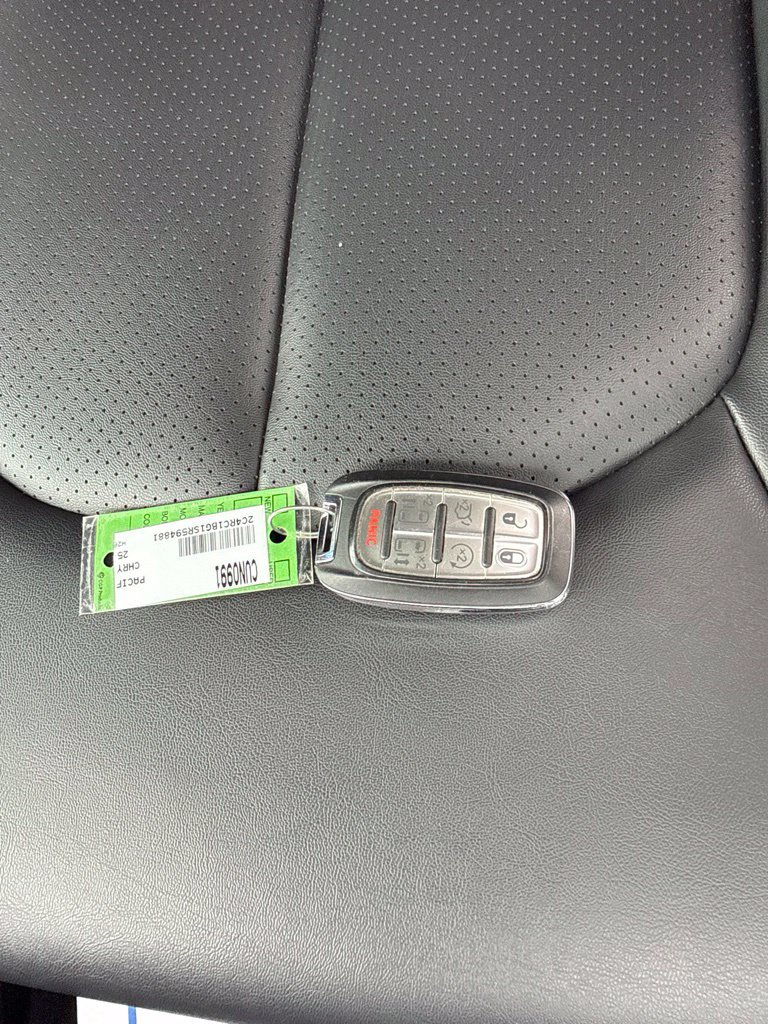 Used 2025 Chrysler Pacifica Select FWD image 54