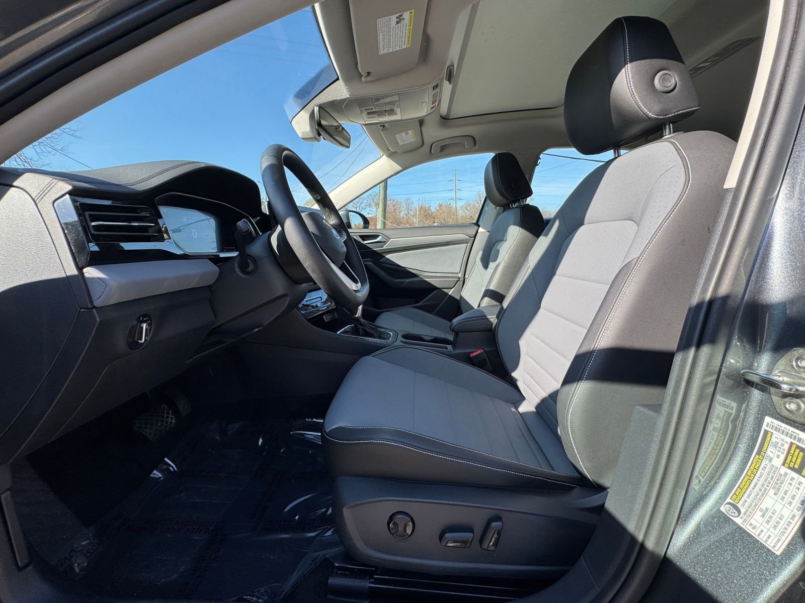 Used 2025 Volkswagen Jetta SE image 22