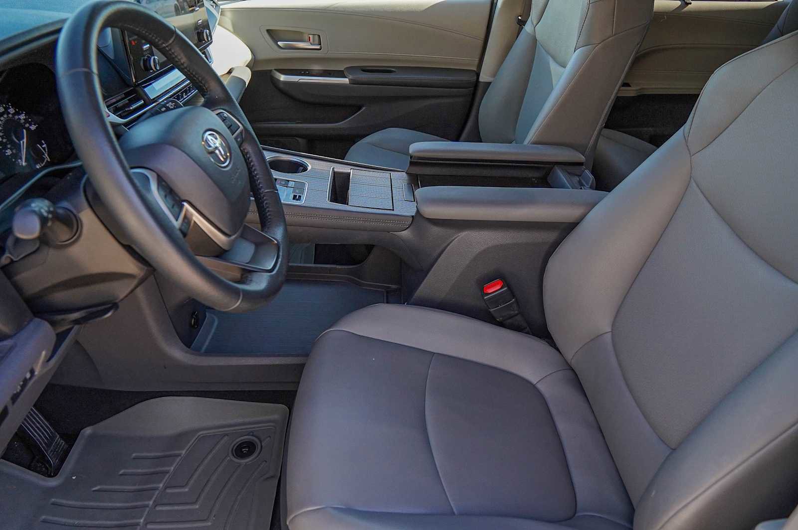 Used 2021 Toyota Sienna XLE image 10