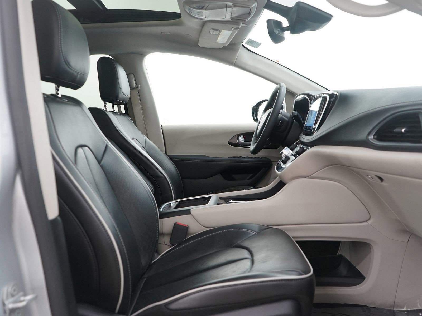 Used 2024 Chrysler Pacifica Limited image 12