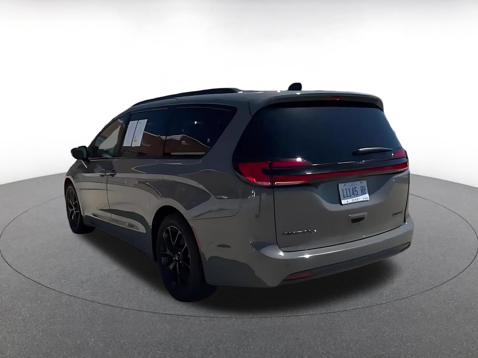 Used 2025 Chrysler Pacifica Limited FWD image 11