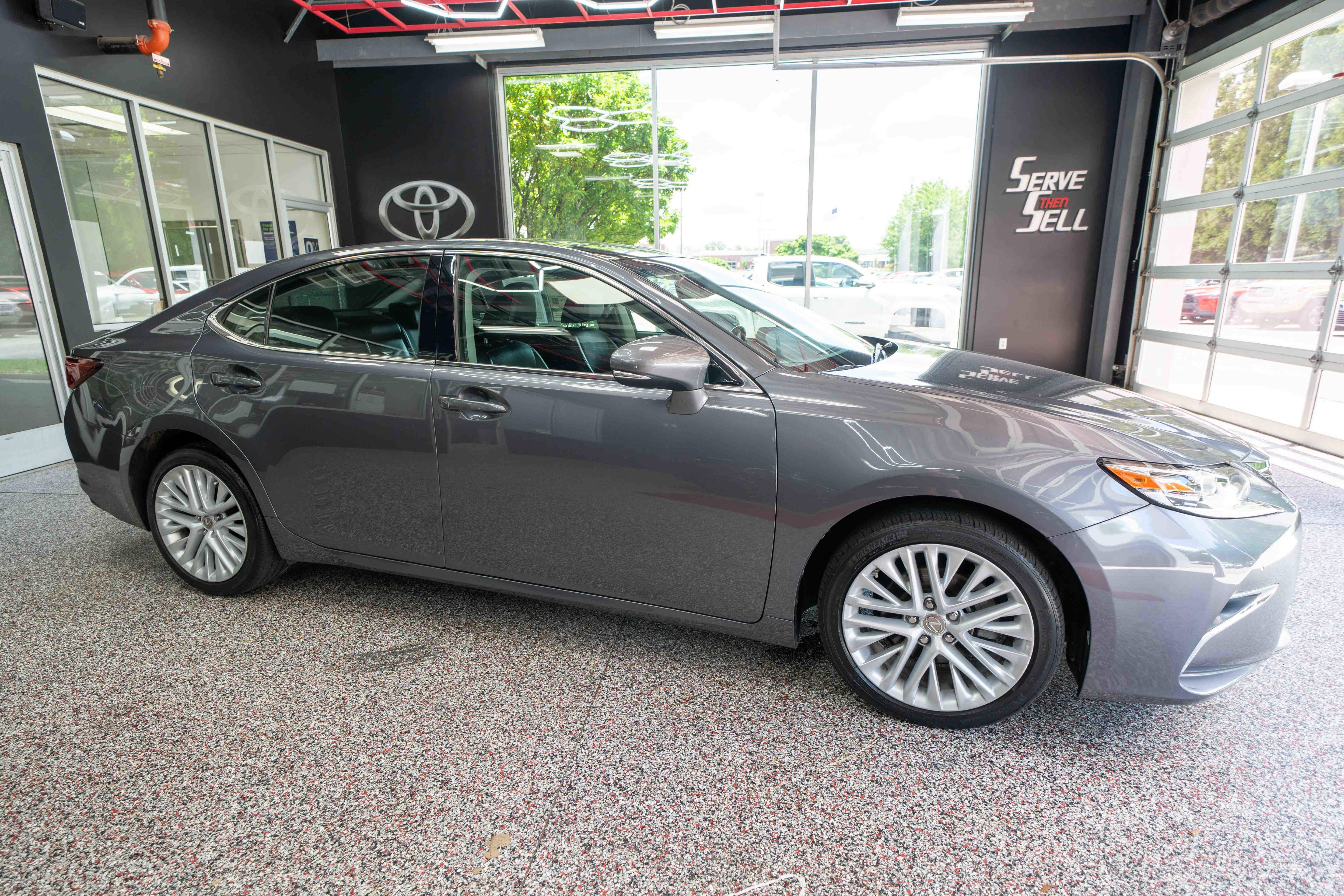 Used 2017 Lexus ES 350 w/ Luxury Package FWD image 5