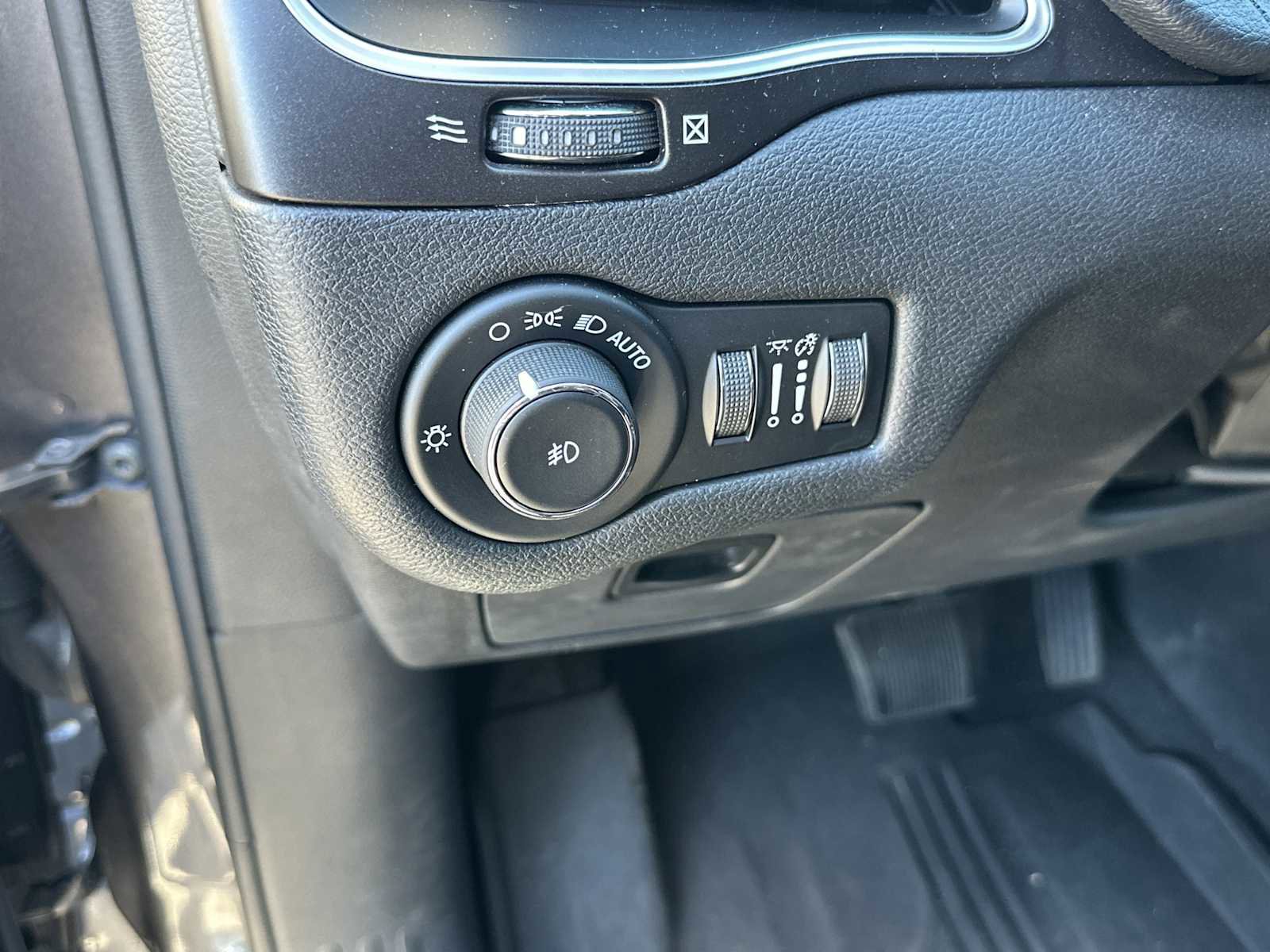 Used 2020 Jeep Cherokee Trailhawk image 30