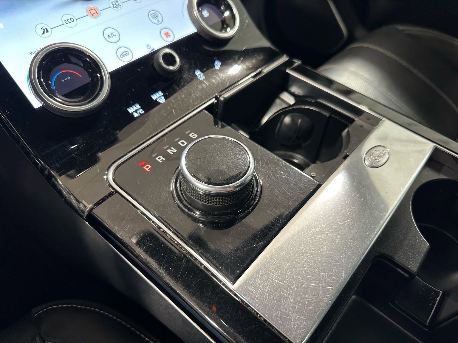 Used 2019 Land Rover Range Rover Velar R-Dynamic SE image 32