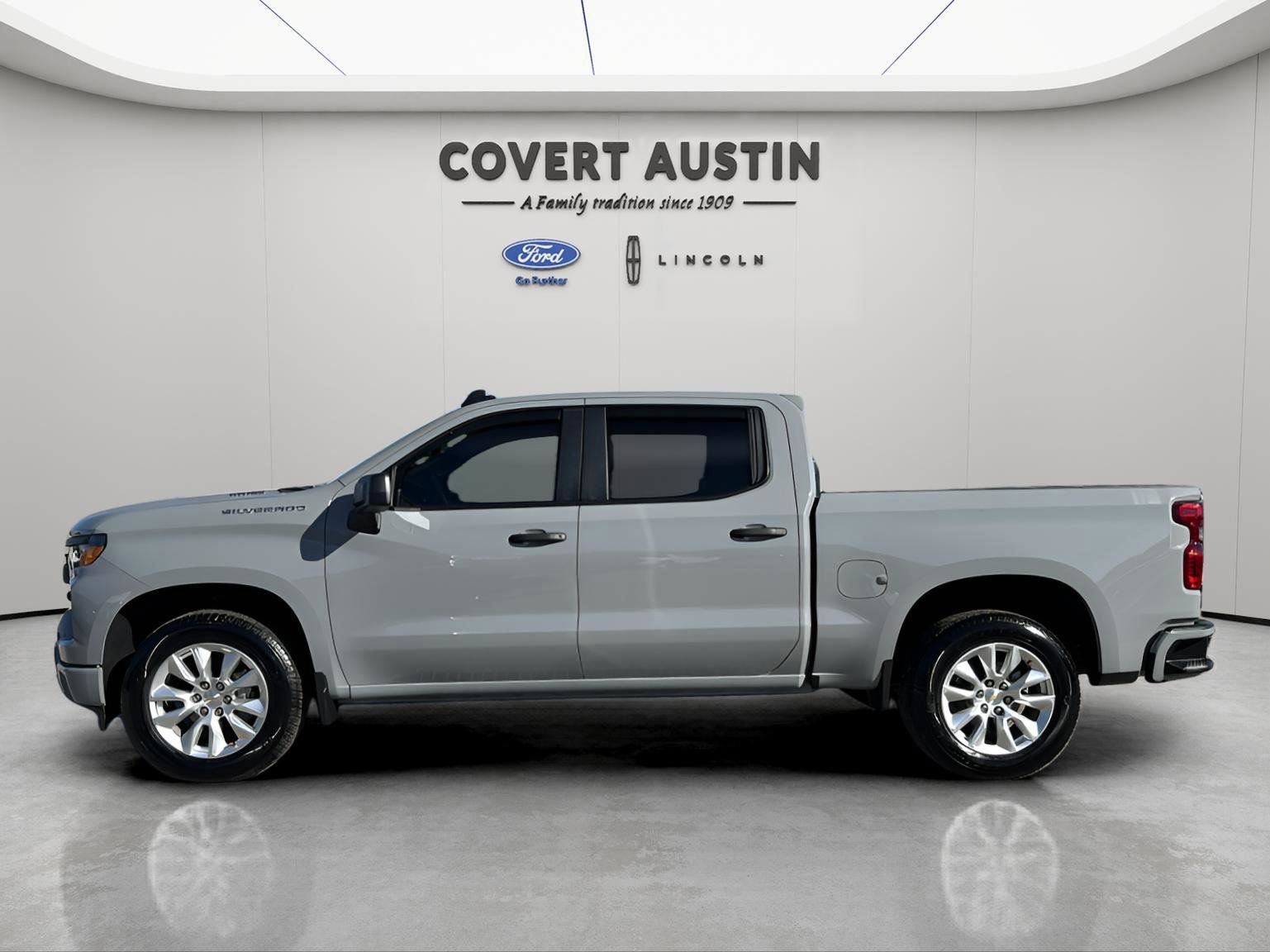 Used 2025 Chevrolet Silverado 1500 Custom image 2