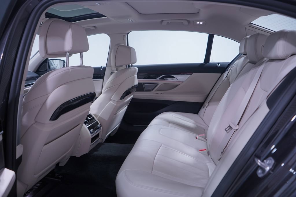 Used 2022 BMW 740i image 9