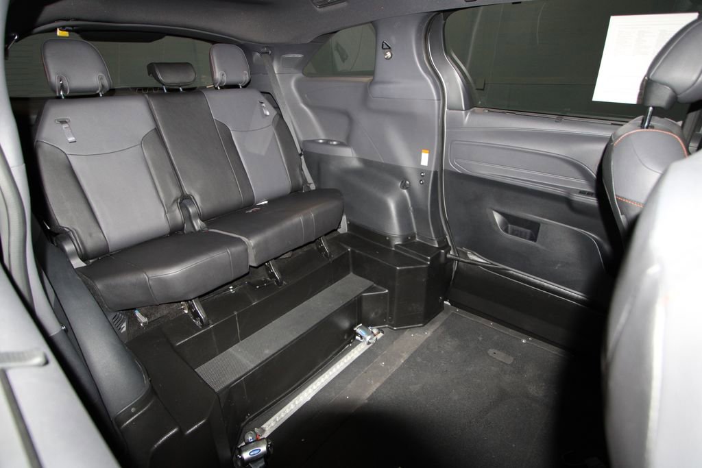 Used 2023 Toyota Sienna XSE image 28