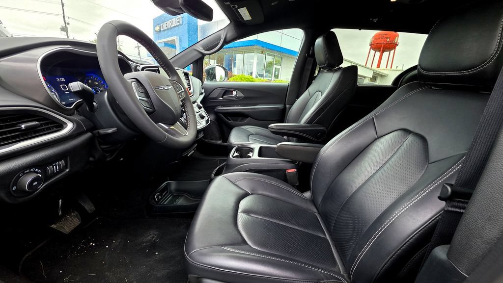 Used 2025 Chrysler Pacifica Select FWD image 22