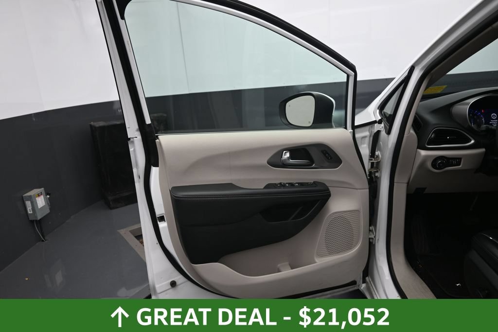 Used 2023 Chrysler Pacifica Touring-L FWD image 20