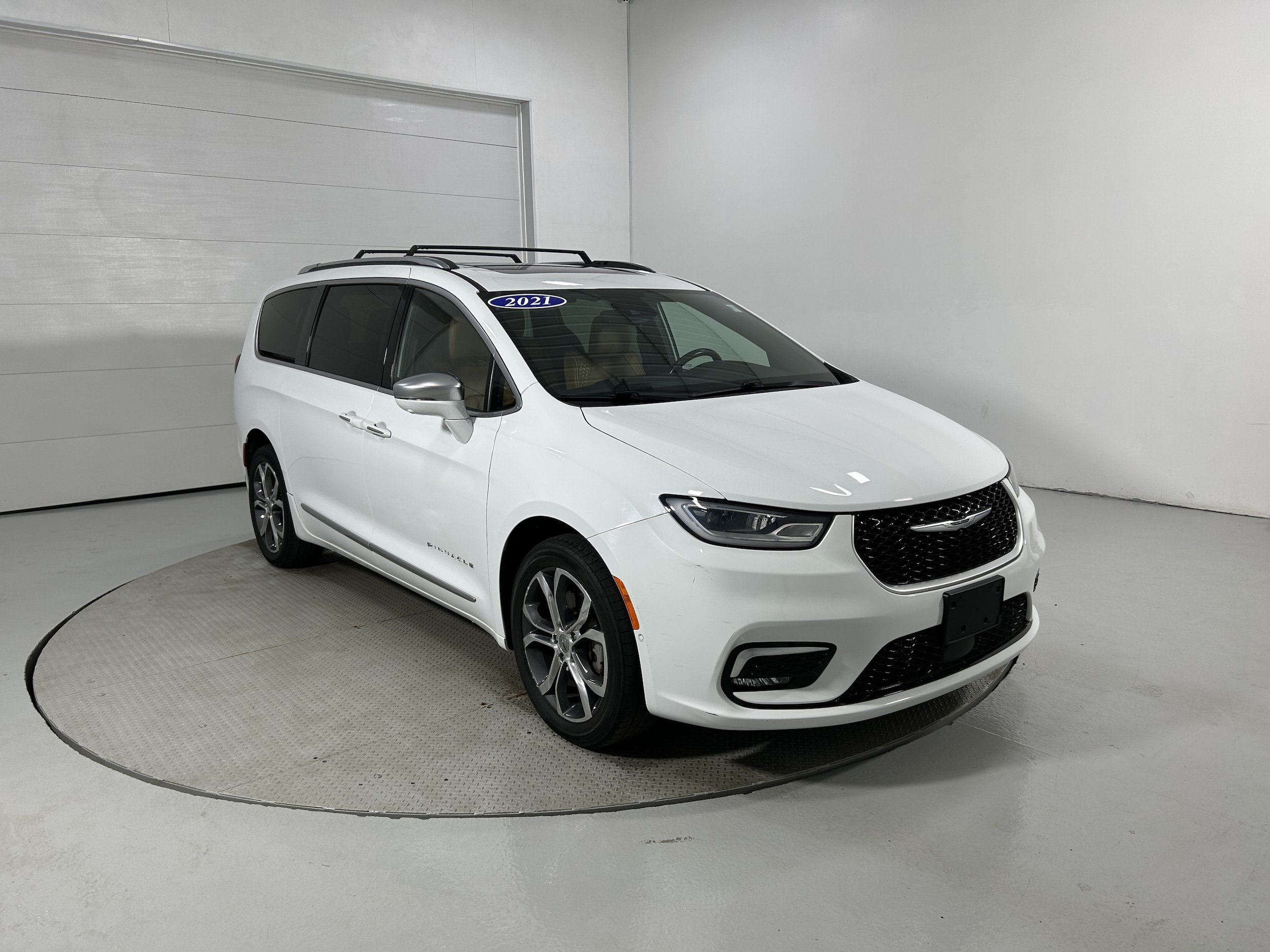 Used 2021 Chrysler Pacifica Pinnacle AWD/4WD image 2