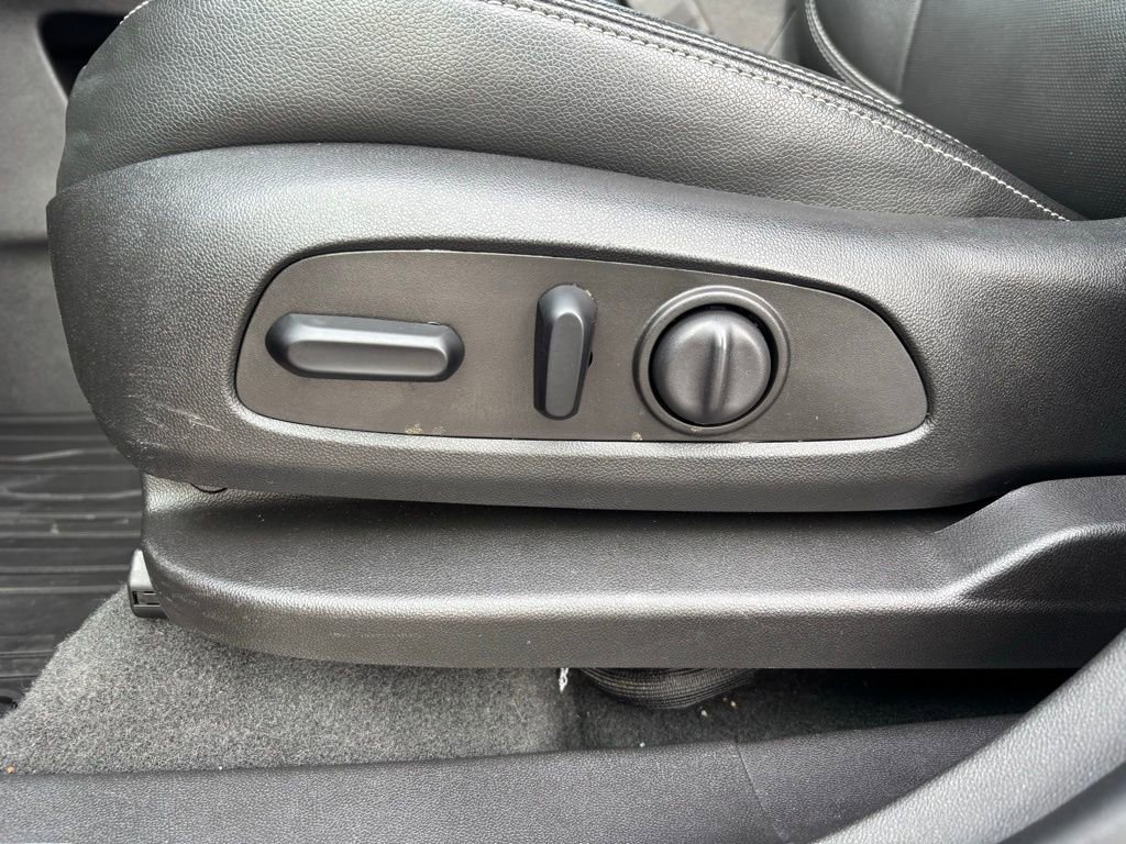 Used 2023 GMC Terrain SLT image 16