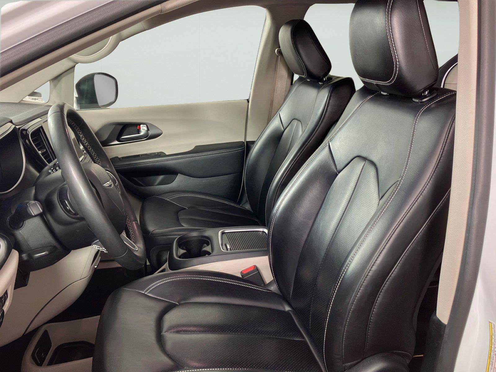 Used 2023 Chrysler Pacifica Touring-L FWD image 9