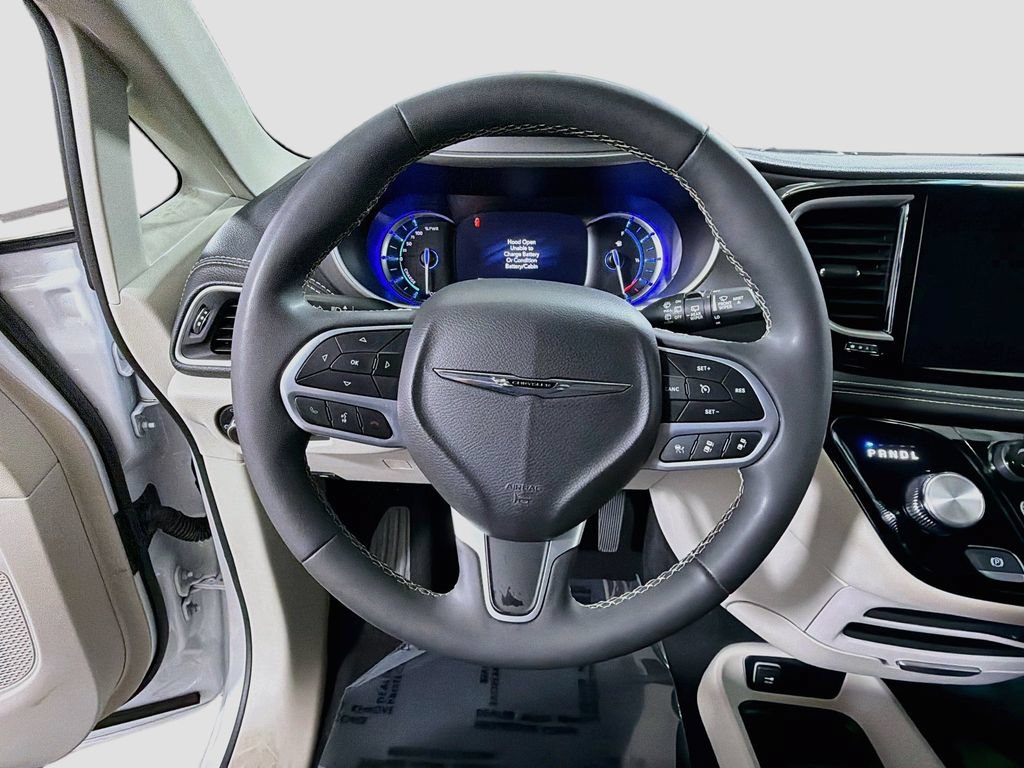 Used 2024 Chrysler Pacifica Limited FWD image 13