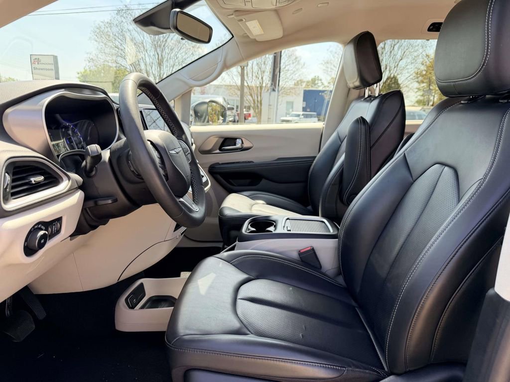 Used 2023 Chrysler Pacifica Touring-L image 20