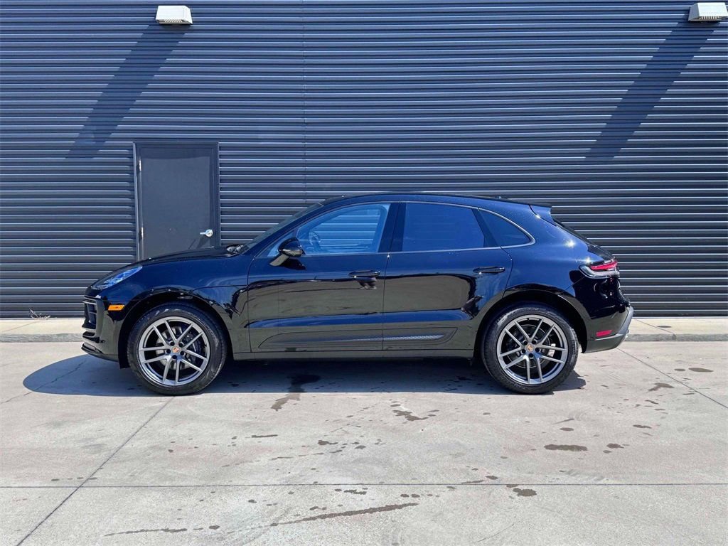 Certified 2025 Porsche Macan AWD/4WD image 2
