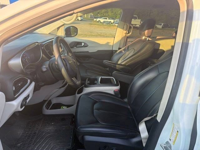 Used 2023 Chrysler Pacifica Touring-L FWD image 4
